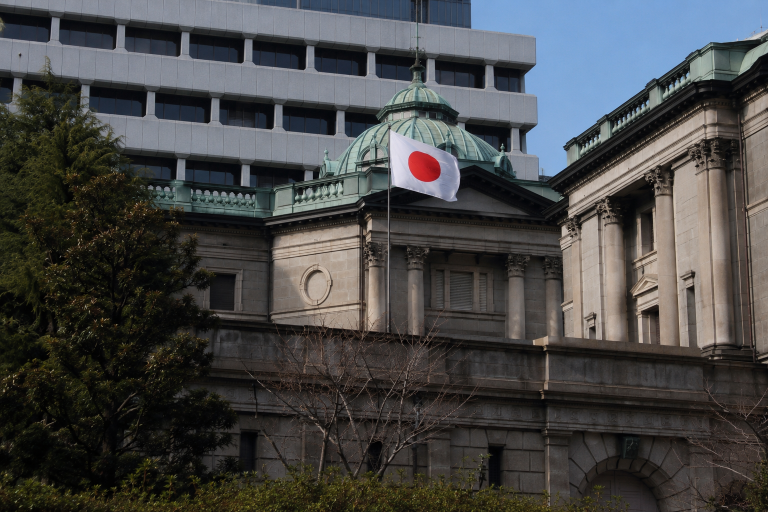 Nikkei 225 on edge as Japanese yen resumes its slide, but a bullish pattern emerges